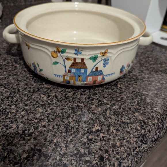 International Heartland casserole dish - Picture 1 of 4